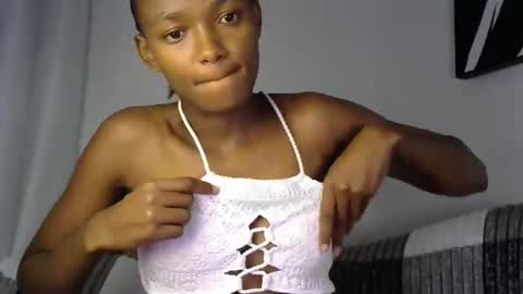 Snapshot of pretty_queennie chatting on April 24, 2026, 1:19 am Pretty doll online show from April 24, 2026, 1:19 am