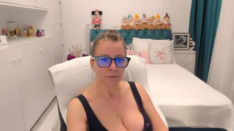 Snapshot of prettyblackeyes chatting on April 7, 2026, 5:52 am wilma online show from April 7, 2026, 5:52 am