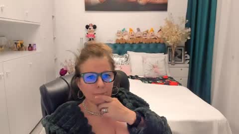 Snapshot of prettyblackeyes chatting on April 16, 2026, 9:10 am wilma online show from April 16, 2026, 9:10 am