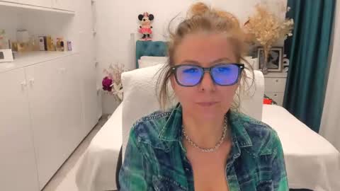 Snapshot of prettyblackeyes chatting on April 18, 2026, 7:58 pm wilma online show from April 18, 2026, 7:58 pm