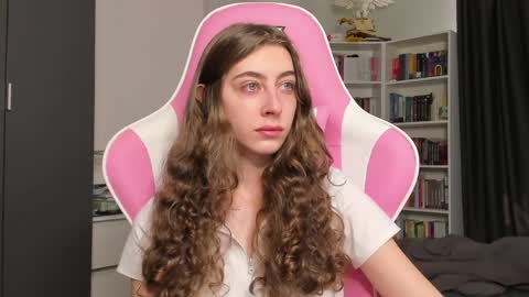 Snapshot of prettysomething chatting on June 5, 2026, 6:52 am Sophie next stream will be at Monday i will wait you guys online show from June 5, 2026, 6:52 am