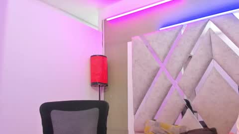 prince_arthur77 online show from January 8, 2025, 12:58 pm