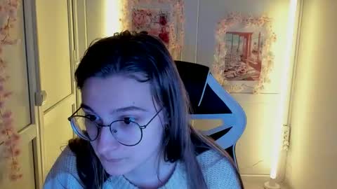 Snapshot of queen_amelie chatting on April 22, 2026, 7:22 am Amelie online show from April 22, 2026, 7:22 am