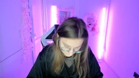 Snapshot of queen_amelie chatting on May 17, 2026, 8:12 am Amelie online show from May 17, 2026, 8:12 am