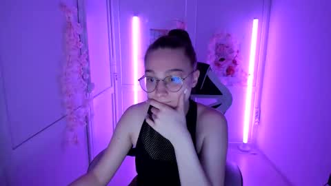 Snapshot of queen_amelie chatting on May 22, 2026, 9:04 am Amelie online show from May 22, 2026, 9:04 am