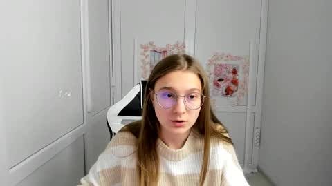 Snapshot of queen_amelie chatting on May 27, 2026, 8:22 am Amelie online show from May 27, 2026, 8:22 am