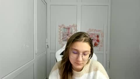 Snapshot of queen_amelie chatting on May 28, 2026, 8:33 am Amelie online show from May 28, 2026, 8:33 am