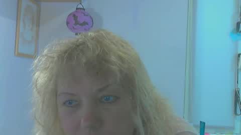 queen_jane8 online show from May 10, 2026, 2:33 pm
