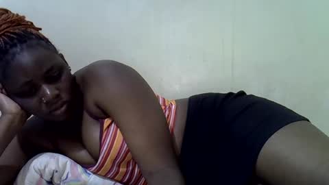 Snapshot of queen_leilla chatting on June 16, 2026, 2:47 am queen_leilla online show from June 16, 2026, 2:47 am