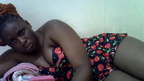 Snapshot of queen_leilla chatting on June 27, 2026, 6:18 am queen_leilla online show from June 27, 2026, 6:18 am