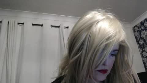 Snapshot of queen_of_the_deck chatting on June 3, 2026, 2:25 am Topaz blue dreamo989n999 online show from June 3, 2026, 2:25 am
