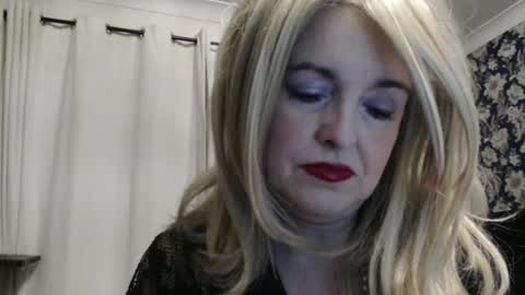 Snapshot of queen_of_the_deck chatting on June 17, 2026, 12:24 am Topaz blue dreamo989n999 online show from June 17, 2026, 12:24 am