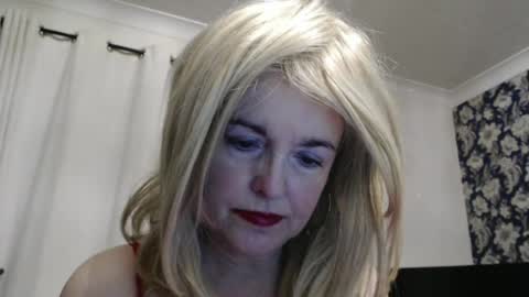 Snapshot of queen_of_the_deck chatting on June 26, 2026, 2:16 am Topaz blue dreamo989n999 online show from June 26, 2026, 2:16 am