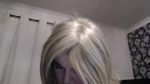 Snapshot of queen_of_the_deck chatting on July 24, 2026, 2:20 am Topaz blue dreamo989n999 online show from July 24, 2026, 2:20 am