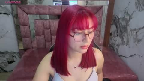 Snapshot of queen_red_v chatting on July 13, 2026, 8:11 pm queen_red_v online show from July 13, 2026, 8:11 pm