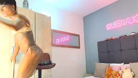 Snapshot of queenaliice chatting on October 8, 2025, 3:42 pm ALICE online show from October 8, 2025, 3:42 pm