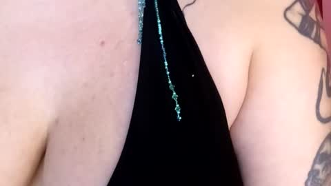 queenbea1369 online show from June 21, 2026, 12:52 pm
