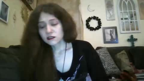 queencrimsonlvx online show from May 5, 2026, 2:14 pm