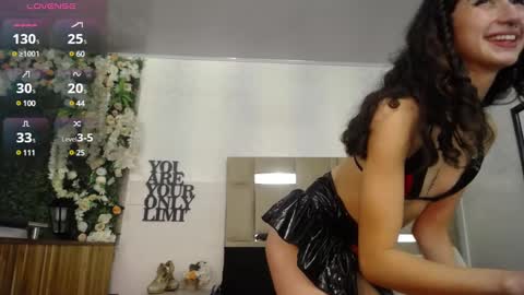 Snapshot of queenjenn__ chatting on January 6, 2025, 3:19 pm QUEENJEENN online show from January 6, 2025, 3:19 pm