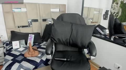 Snapshot of queenjenn__ chatting on January 8, 2025, 1:31 pm QUEENJEENN online show from January 8, 2025, 1:31 pm