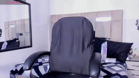 Snapshot of queenjenn__ chatting on January 20, 2025, 6:21 pm QUEENJEENN online show from January 20, 2025, 6:21 pm