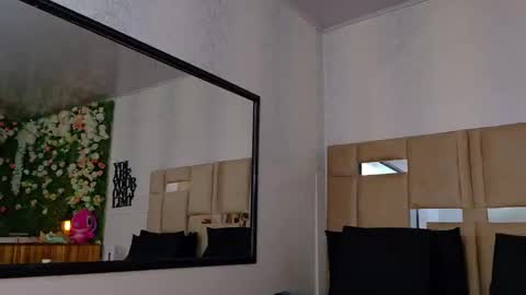 Snapshot of queenjenn__ chatting on October 1, 2025, 12:16 am QUEENJEENN online show from October 1, 2025, 12:16 am