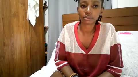 Snapshot of queenmom chatting on June 5, 2026, 8:14 pm queenmom online show from June 5, 2026, 8:14 pm