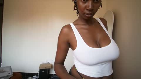 Snapshot of queenmom chatting on July 31, 2026, 12:26 pm queenmom online show from July 31, 2026, 12:26 pm