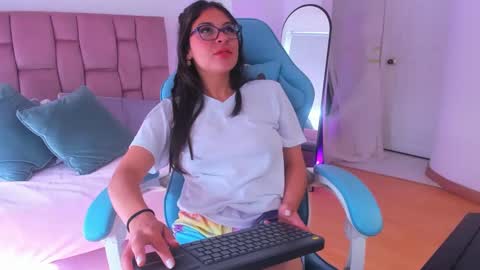 Snapshot of queenpink777 chatting on October 30, 2025, 12:39 pm Rose online show from October 30, 2025, 12:39 pm