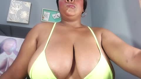 Snapshot of queenrachelbrown chatting on April 28, 2026, 12:32 pm queenrachelbrown online show from April 28, 2026, 12:32 pm
