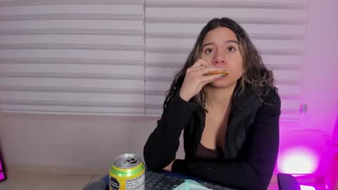 Snapshot of rachell_criss chatting on November 16, 2025, 4:18 am Rachell online show from November 16, 2025, 4:18 am