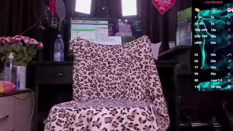 Laura online show from November 3, 2025, 3:30 am