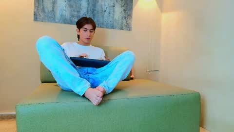 raphael_nyon1 online show from May 15, 2026, 4:36 pm