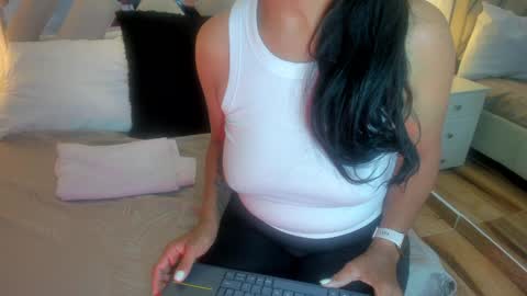 Snapshot of raquel_moore chatting on February 2, 2025, 5:04 pm Raquel Moore online show from February 2, 2025, 5:04 pm