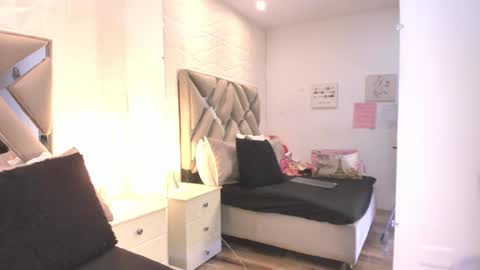 Snapshot of raquel_moore chatting on February 26, 2026, 12:48 pm Raquel Moore online show from February 26, 2026, 12:48 pm