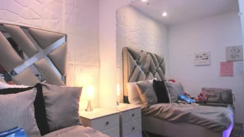 Raquel Moore  online show from April 3, 2026, 1:42 pm