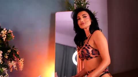 raquelledivax online show from August 5, 2026, 5:49 pm