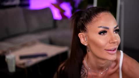 Raquelle online show from March 18, 2026, 9:23 am