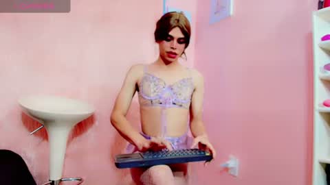 Raven Estrada online show from July 28, 2026, 3:13 am