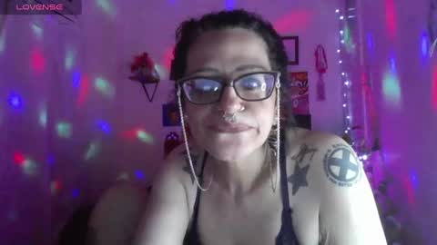 Snapshot of ravenandsin chatting on December 6, 2024, 11:47 pm Raven online show from December 6, 2024, 11:47 pm