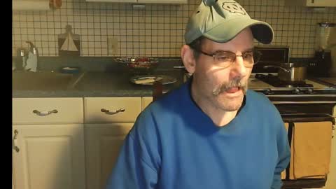 Snapshot of raylene4u2 chatting on December 14, 2024, 12:23 pm Ray online show from December 14, 2024, 12:23 pm