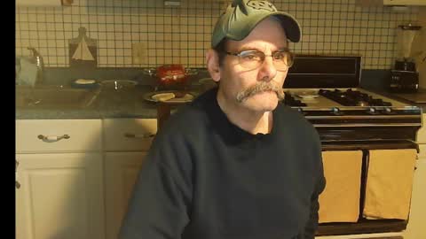 Snapshot of raylene4u2 chatting on January 7, 2025, 9:50 am Ray online show from January 7, 2025, 9:50 am