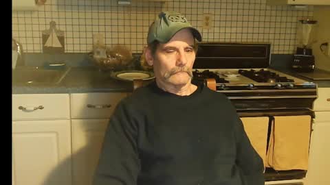 Snapshot of raylene4u2 chatting on February 10, 2025, 9:04 am Ray online show from February 10, 2025, 9:04 am