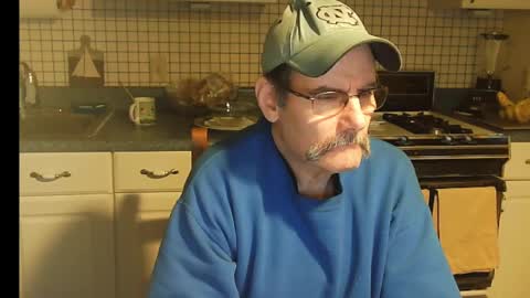 Snapshot of raylene4u2 chatting on February 12, 2025, 10:24 am Ray online show from February 12, 2025, 10:24 am