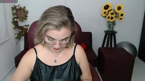 Snapshot of rebeca_milf chatting on May 1, 2026, 1:59 pm REBECA online show from May 1, 2026, 1:59 pm