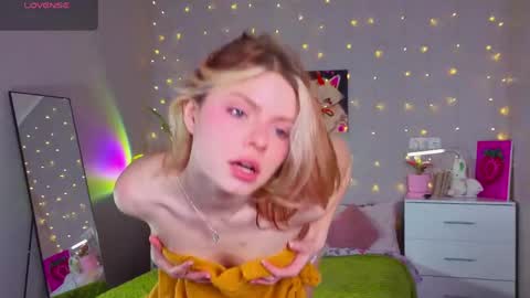 red__candy online show from April 24, 2026, 1:24 pm