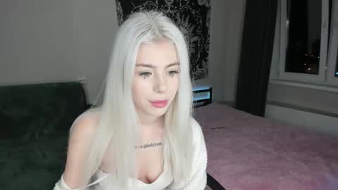 Erika online show from November 4, 2025, 3:33 pm