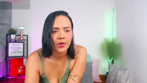 regina1819 online show from May 1, 2026, 3:44 am