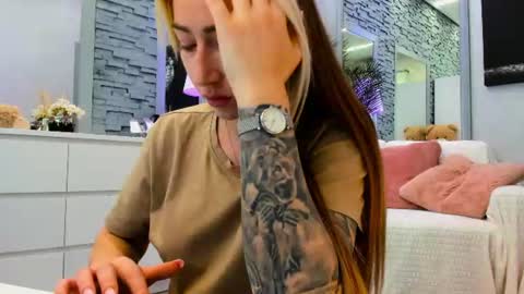 reina cummings online show from June 20, 2026, 6:49 am