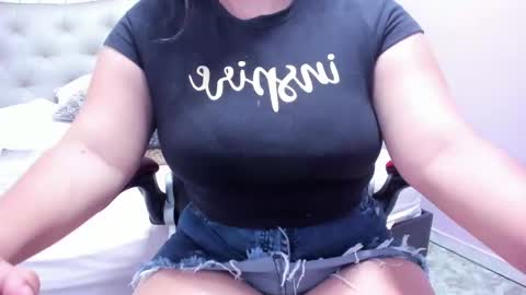 Snapshot of reina_loren chatting on March 12, 2025, 11:12 pm reina_loren online show from March 12, 2025, 11:12 pm